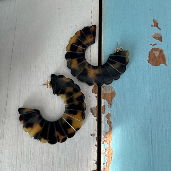 NEW | Sézane Sandy Earrings in Tortoiseshell - Picture 10 of 13